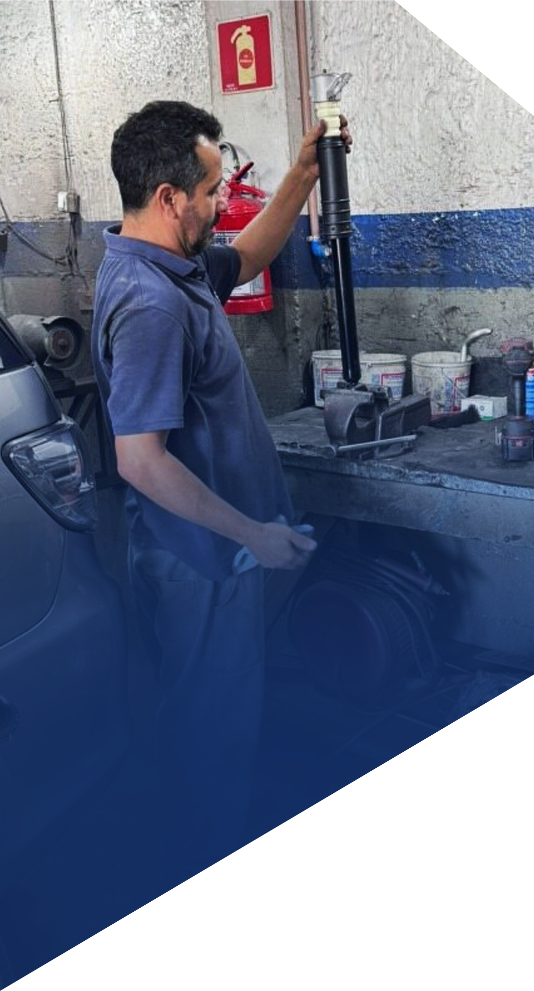 Profissional da ServCar em oficina